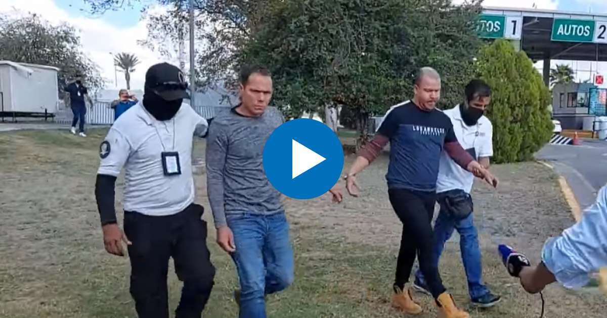Momento de la detención de unos de los cubanos © Facebook / Noticias Piedras negras (Captura de video)