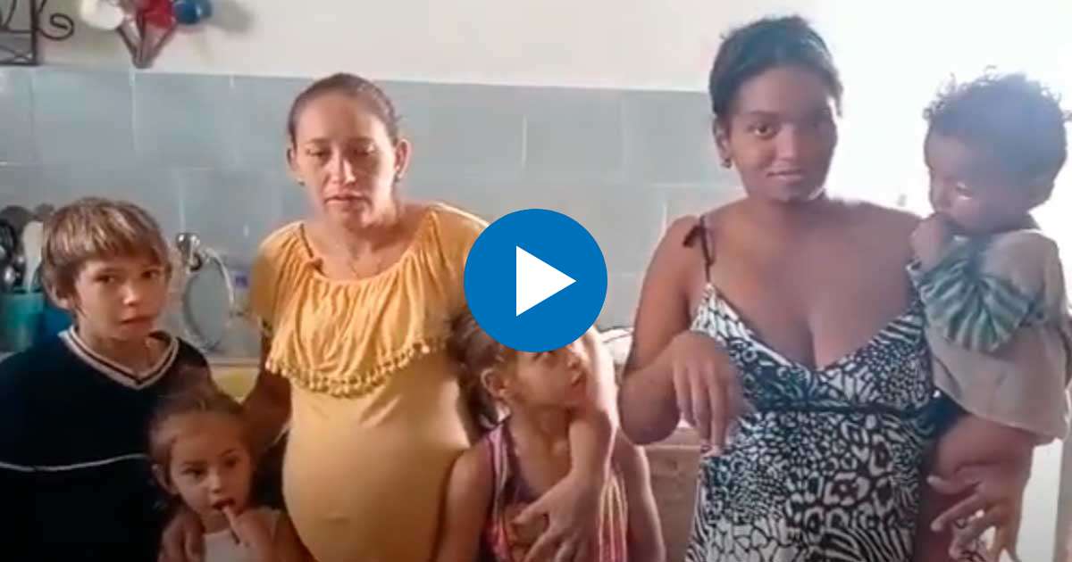 Elisandra Cardoso y Dayamís Sánchez junto a sus hijos pequeños © Captura Video/YouTube/Observatorio Cubano de Derechos Humanos