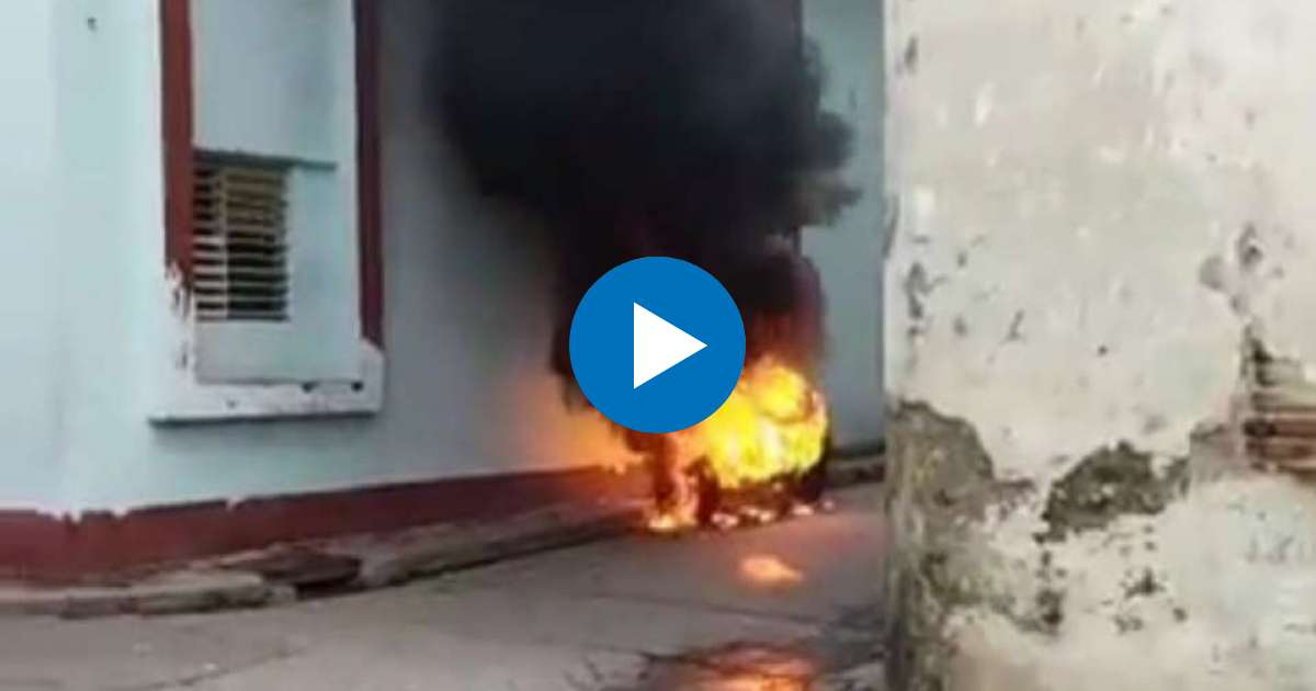Incendio de una motorina eléctrica en Sancti Spíritus © Facebook/ACCIDENTES BUSES & CAMIONES por más experiencia y menos víctimas!