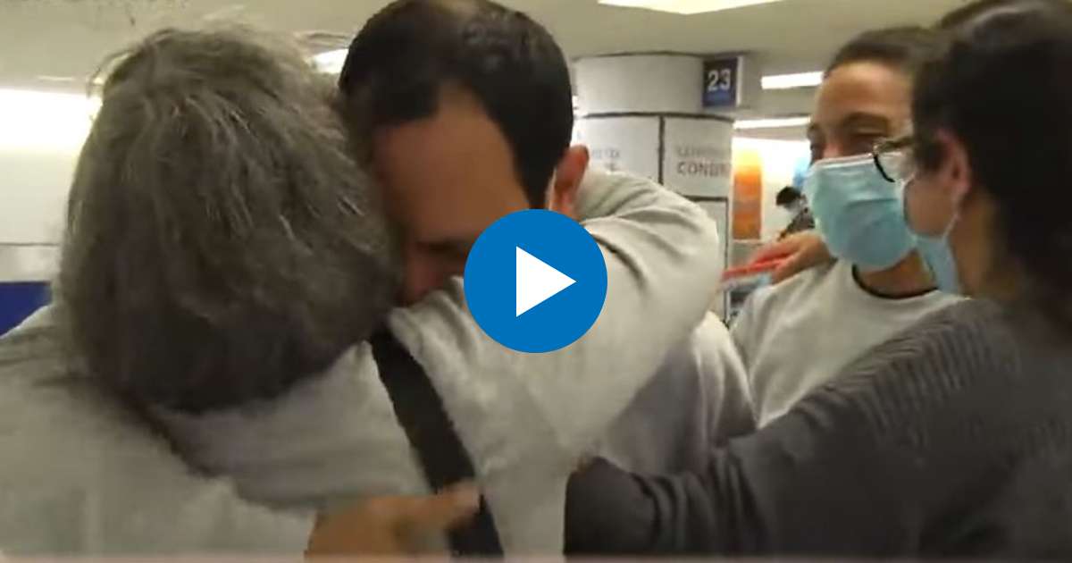 Oscar Casanella se abraza a su madre a su llegada a Estados Unidos © Youtube America TeVe / Captura