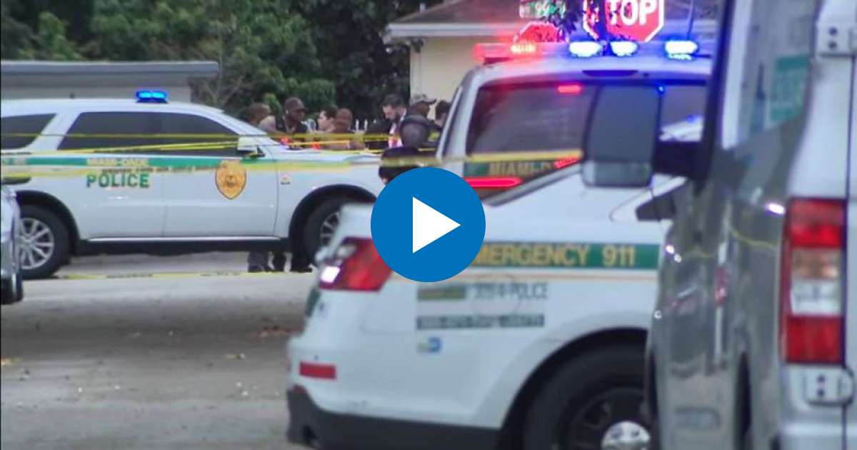 Autos policías en el lugar del tiroteo © Captura de video de YouTube de WPLG Local 10 