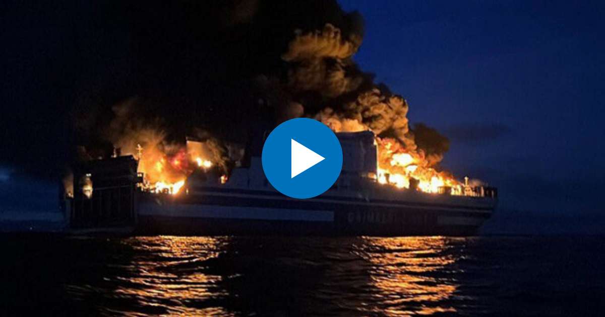 Incendio del Euroferry Olympia, en la madrugada de este viernes © YouTube/screenshot-GuardiaCostiera