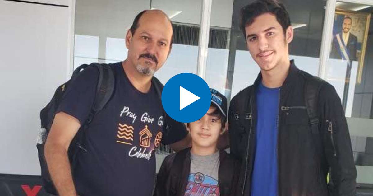 Pastor Bautista Carlos Sebastián Hernández Armas con sus hijos varados en El Salvador © Facebook / Carlos Sebastián Hernández Armas