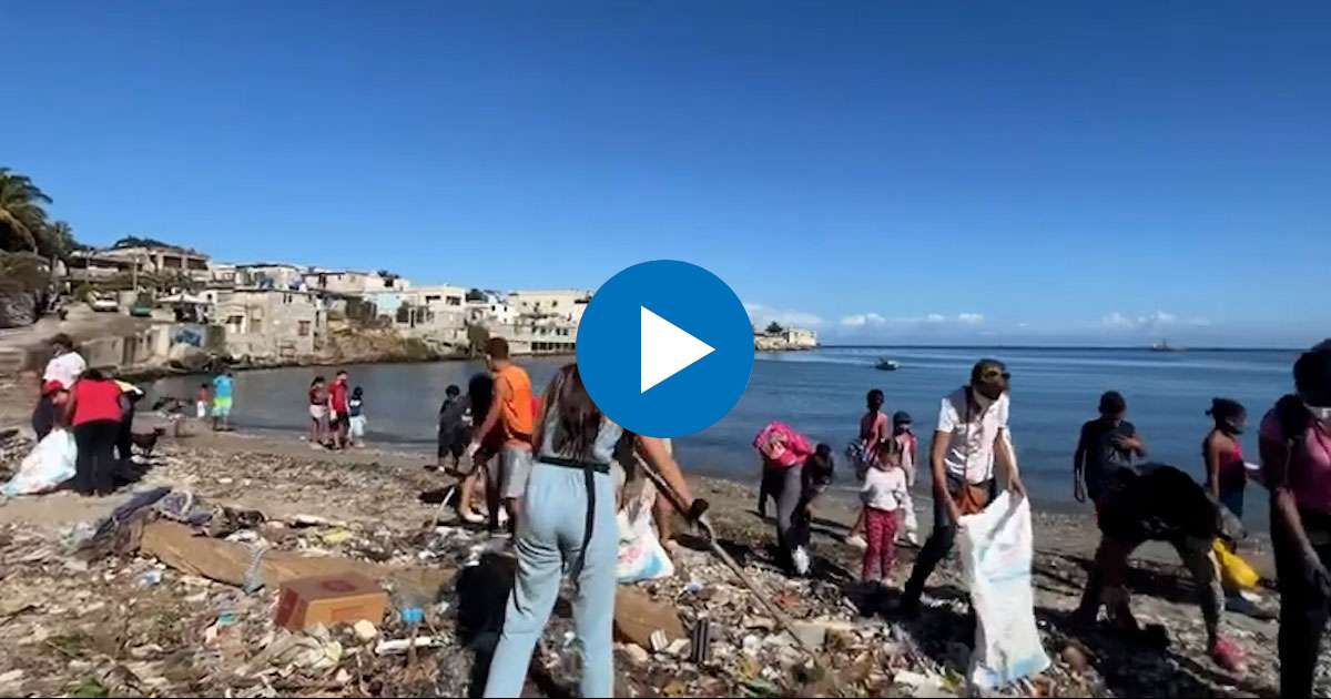 Limpieza de la playa El Cachón, en Cojímar © Captura video Youtube/Mónica Moltó