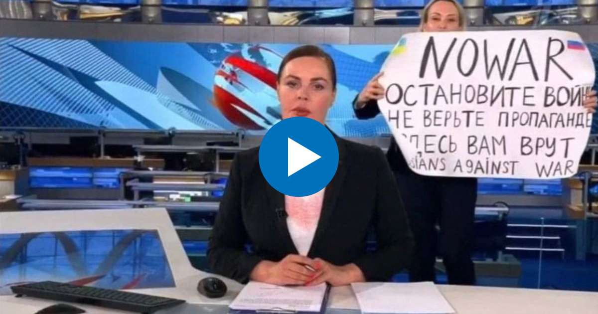 Marina Ovsyannikova interrumpe transmisión en vivo del noticiero estatal ruso © Captura de video / Youtube