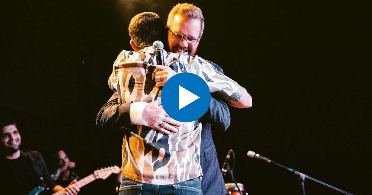 Willy Cirino y Leoni Torres se abrazan en un concierto © Willy Chirino / Facebook