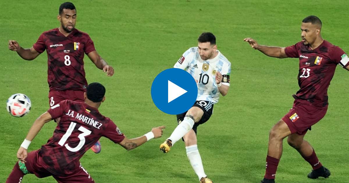 Messi contra tres jugadores de Venezuela durante el partido © Twitter/Selección Argentina