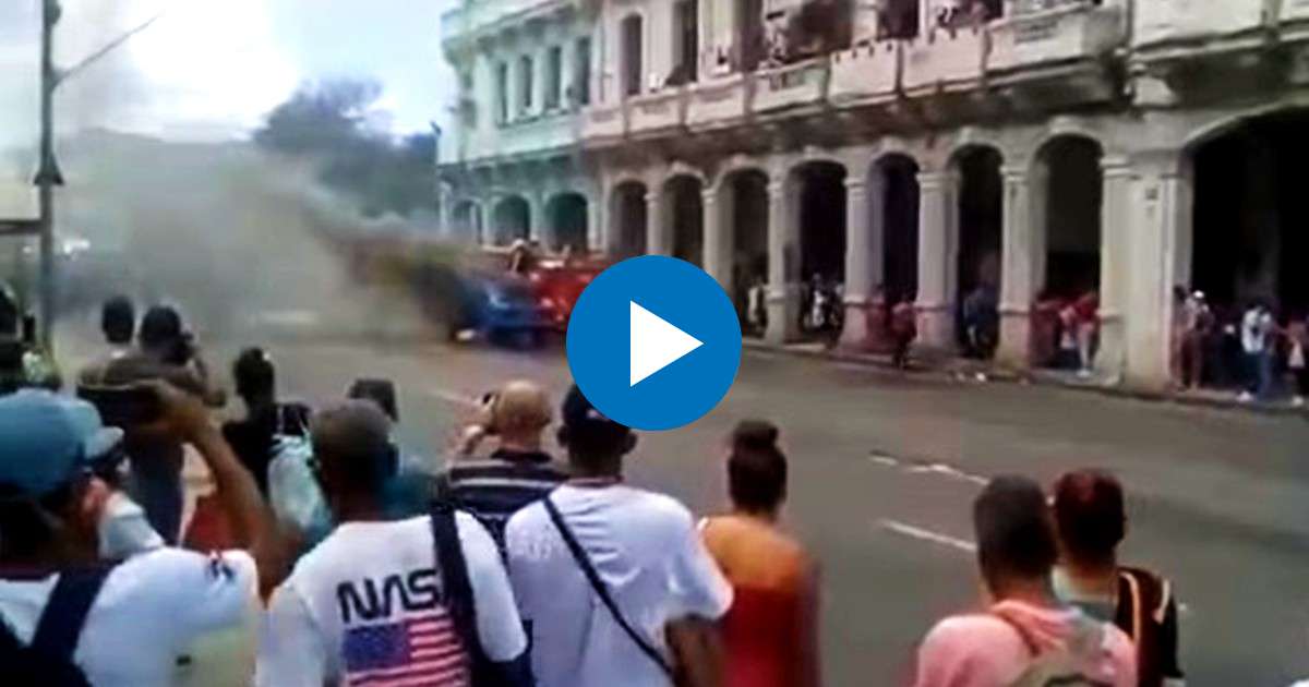 Imágenes del momento en que los bomberos llegan a sofocar el incendio © Captura de video Facebook / Accidentes Buses & Camiones