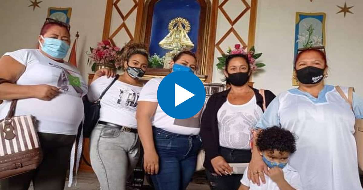 Yexi (al centro) en la iglesia con otros familiares de presos del 11J de Holguín. Marzo 2022. © Facebook / Mailin Sanchez