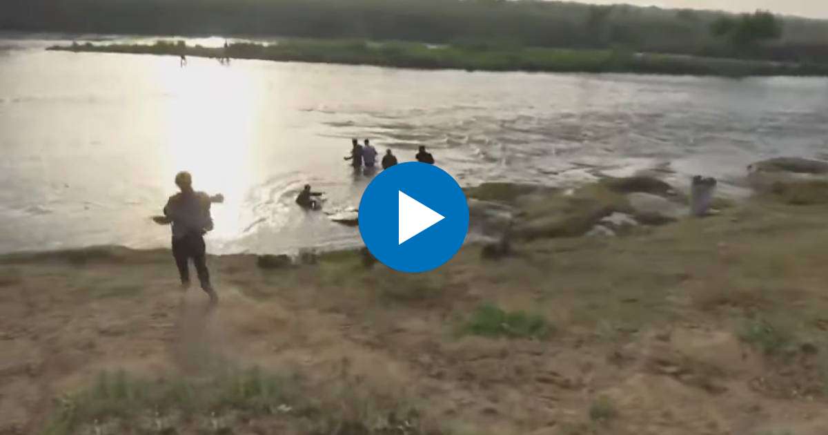 Cubanos huyen de la policía mexicana y se internan en el río Bravo © Captura de video / Univisión