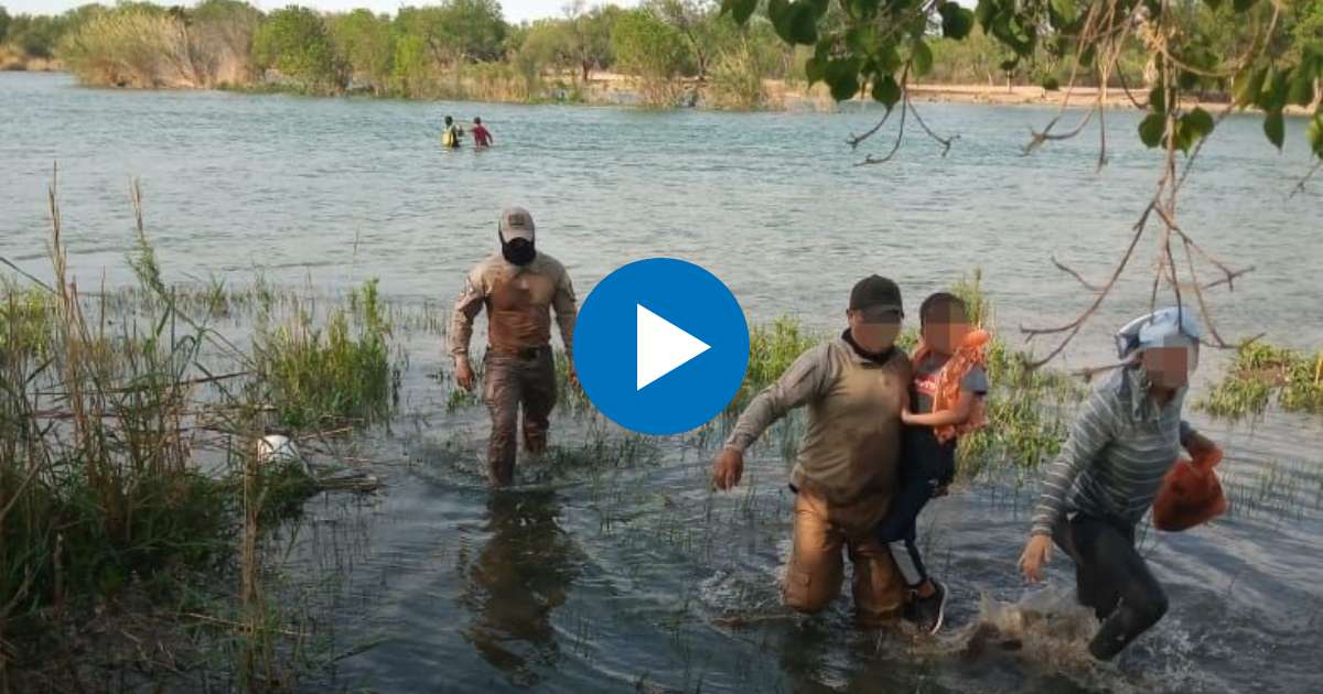 Rescatan a una cubana y su hijo en el río Bravo © INM en Twitter