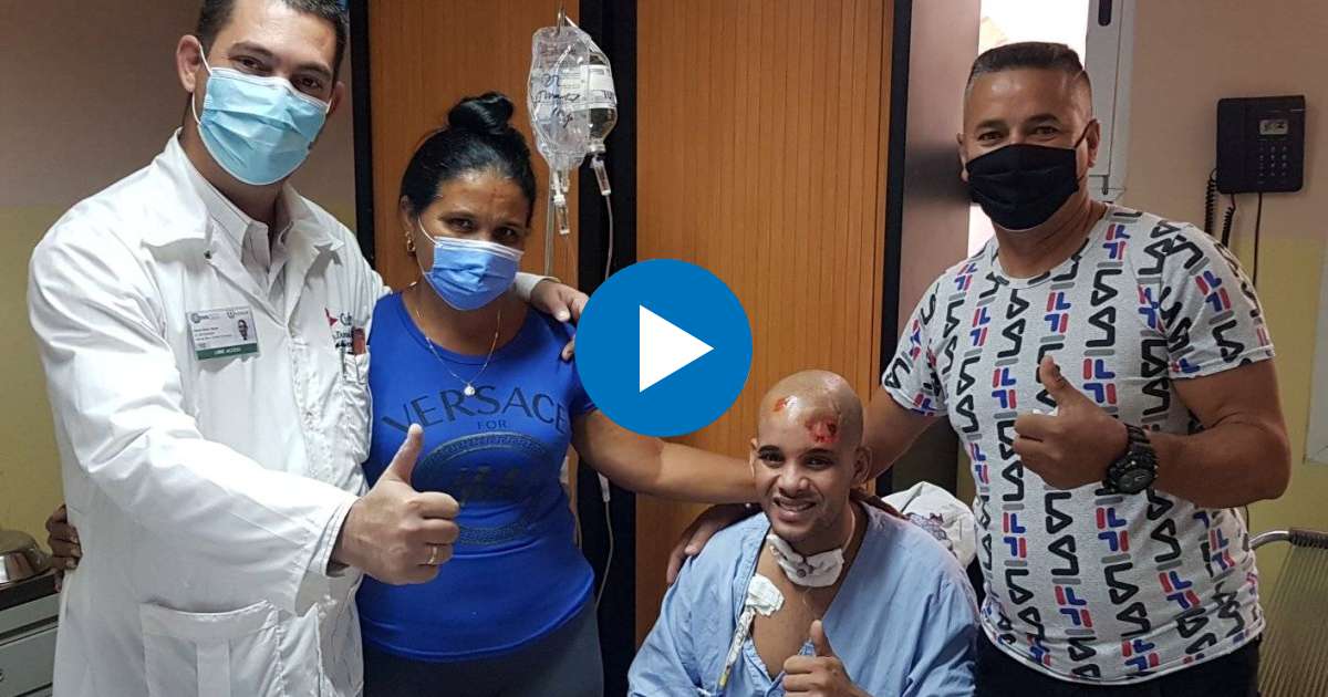 El doctor Duniel Abreu junto a los familiares de Luis Enríquez, sobreviviemte a la explosión del Saratoga © Facebook / Duniel Abreu