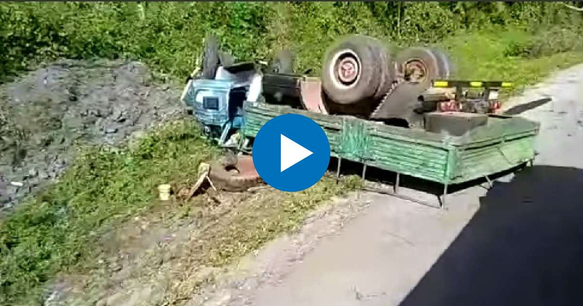 Camión cae de una loma en Cienfuegos © Captura de video / Facebook