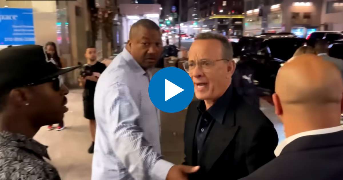 Tom Hanks increpa a unos fans que empujaron a su mujer © Captura de video de YouTube de extratv