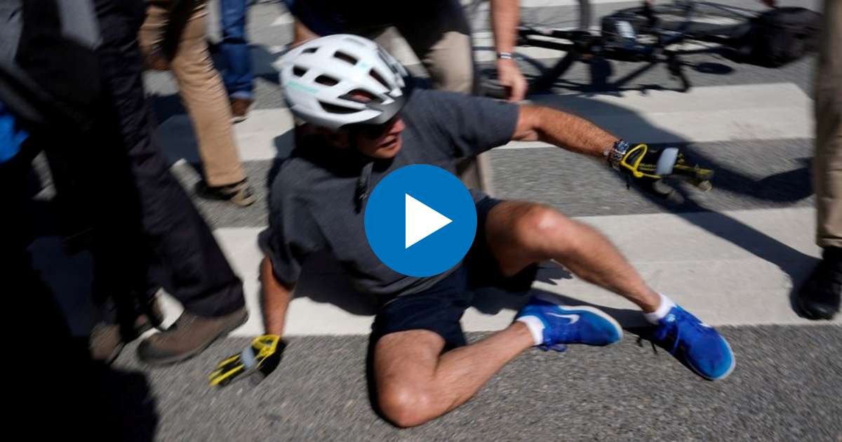 Joe Biden se cayó durante un paseo en bicicleta esta sábado © YouTube/screenshot