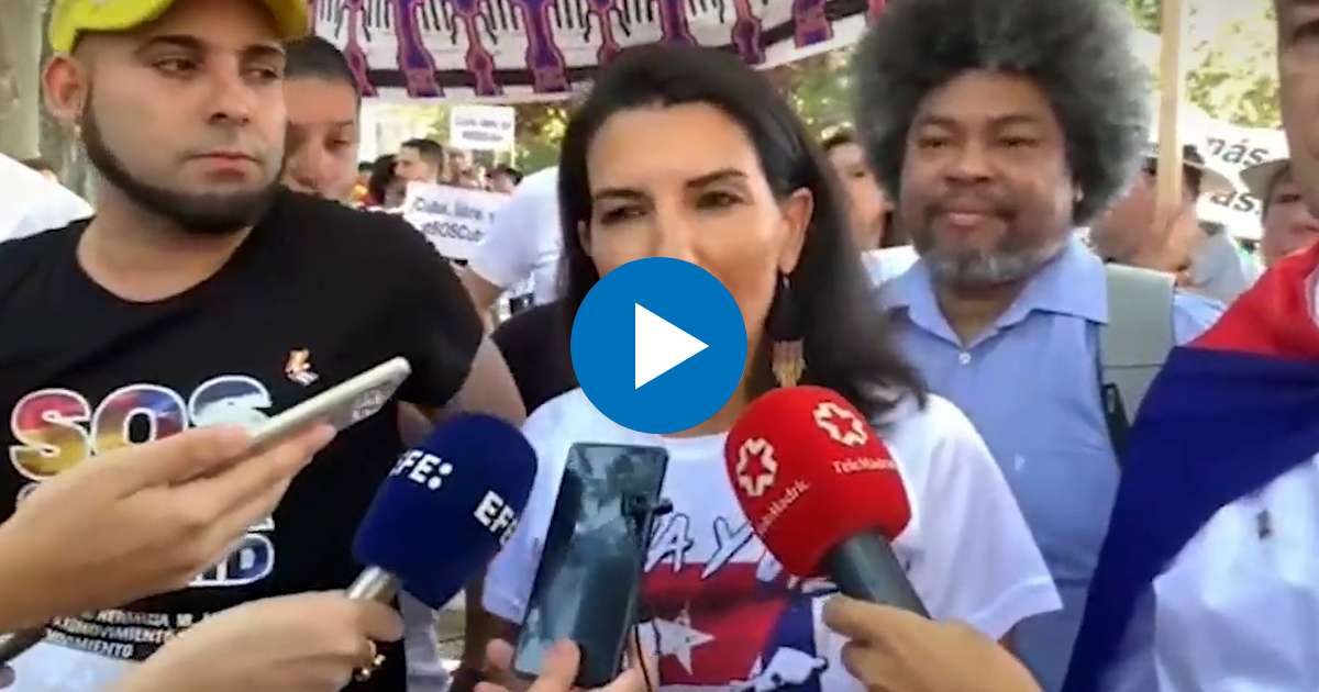 Rocío Monasterio junto a los cubanos que se manifestaron en Madrid © Captura de pantalla