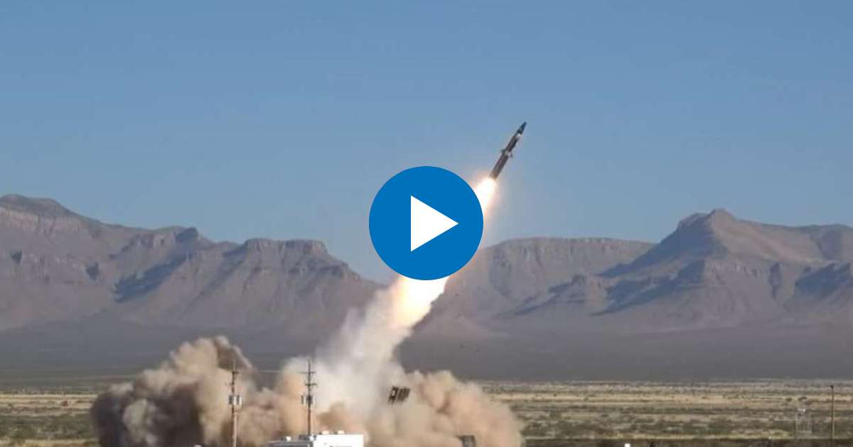 Lanzamiento de uno de los dos misiles hipersónicos © Captura de video de YouTube de DARPAtv
