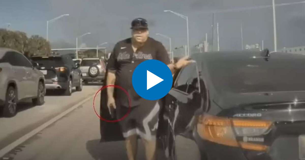 Maikel Escalona con un arma de fuego en la mano junto a su auto © Captura de video de YouTube de AmericaTeVeCanal41