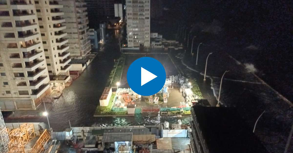 Inundaciones en el Malecón habanero en la noche de este martes © Facebook / Carlos Espinosa
