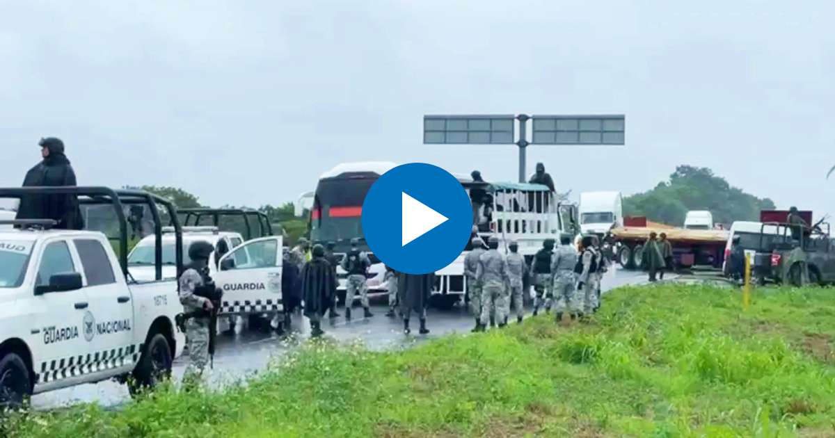 Operativo de las autoridades mexicanas tras el atrincheramiento de los cubanos en el autobús © YouTube/screenshot-Milenio