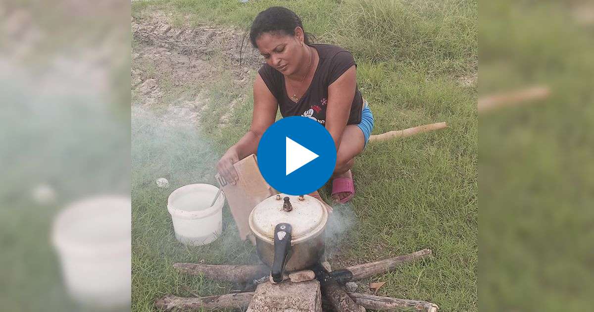 Madre cubana de trillizos cocinando © Facebook / Yurisleidis Remedios 