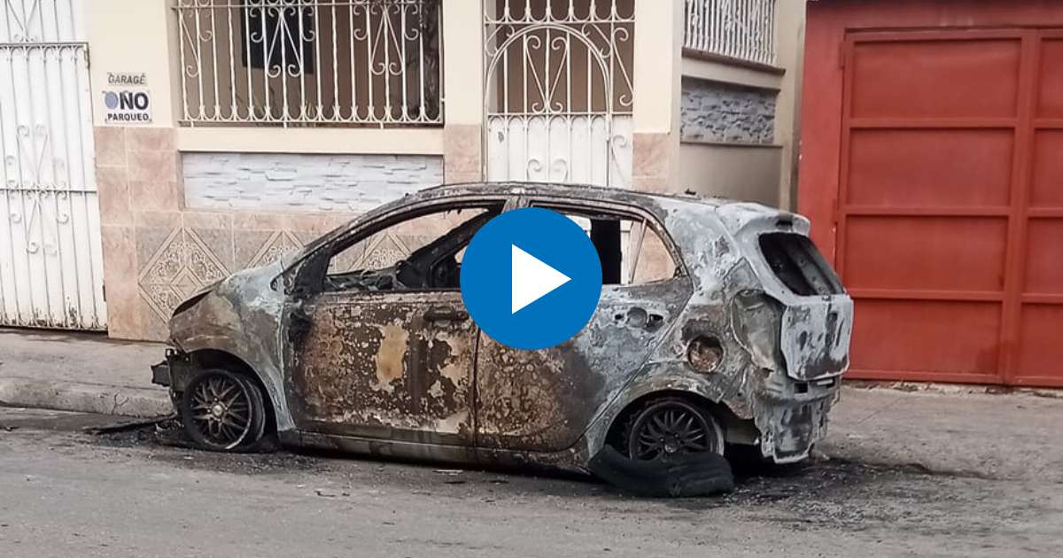 Así quedó el auto tras el incendio © Facebook / Maidelin Rodriquez