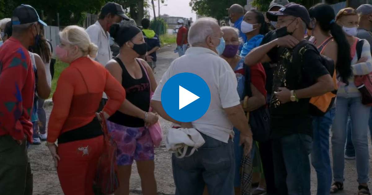Cubanos en una cola © Captura de video de YouTube de DW Documental