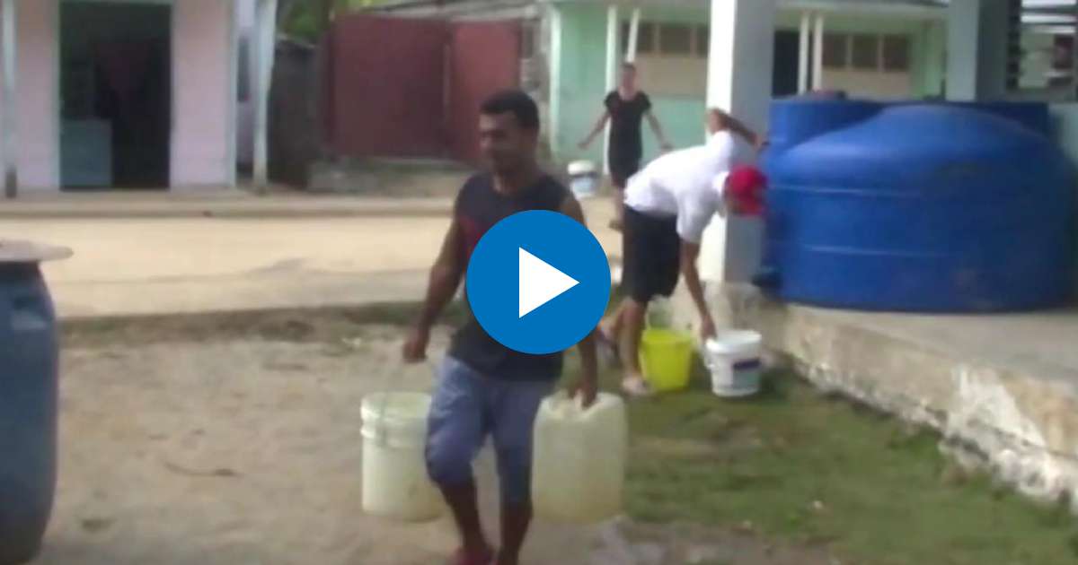Hombre cargando agua © Captura de Youtube / TVSolvision