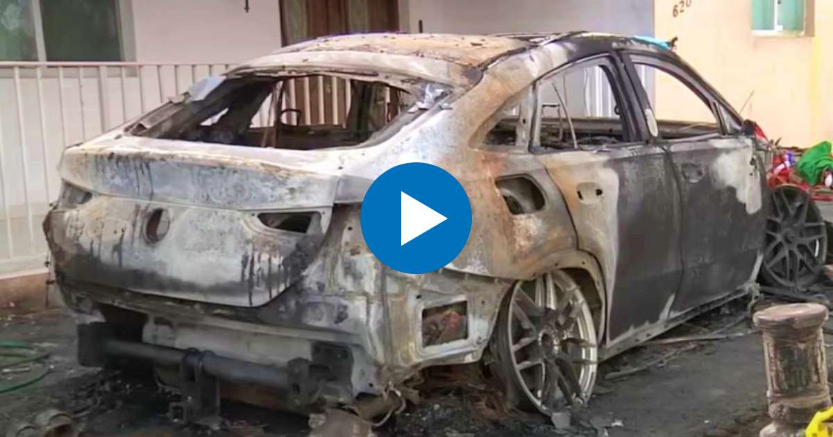 Auto que quemaron a una familia en Hialeah © YouTube/screenshot-AmericaTevé