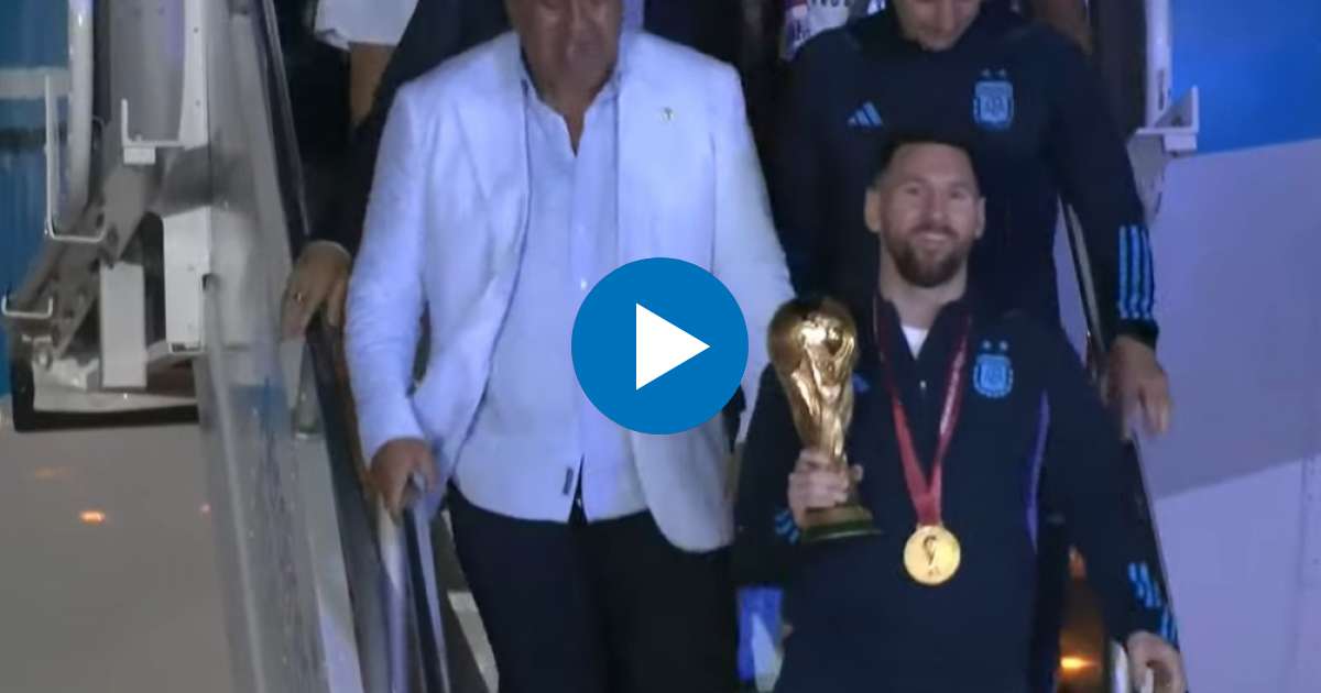 Messi baja del avión sosteniendo la Copa © Captura de video de YouTube de RTVE Noticias