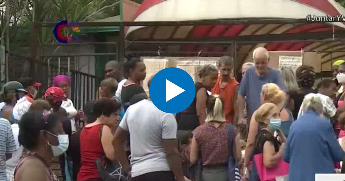 Cola para comprar alimentos en La Habana © Captura de video de YouTube de Canal Caribe
