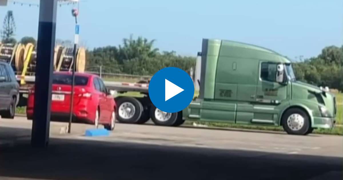 Camión que fue robado y devuelto después sin la mercancía © Captura de video de YouTube de America TeVe Miami
