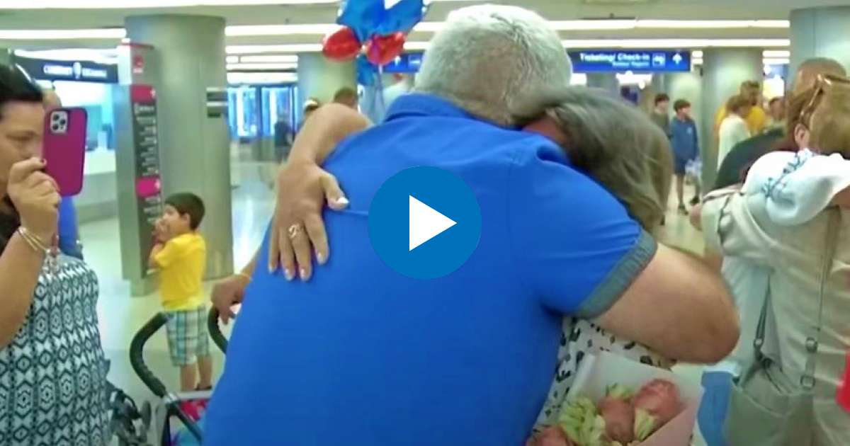 Abrazo de dos cubanos en el Aeropuerto de Miami © YouTube/screenshot-AmericaTevé