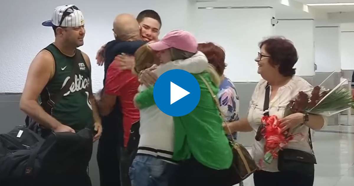 Familiares se reencuentran en el Aeropuerto Internacional de Miami © Captura de video / America TeVe