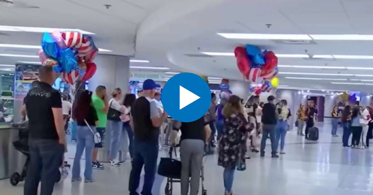 Familias esperan el arribo de sus familiares en aeropuerto de Miami (imagen de referencia) © YouTube/screenshot-Telemundo51