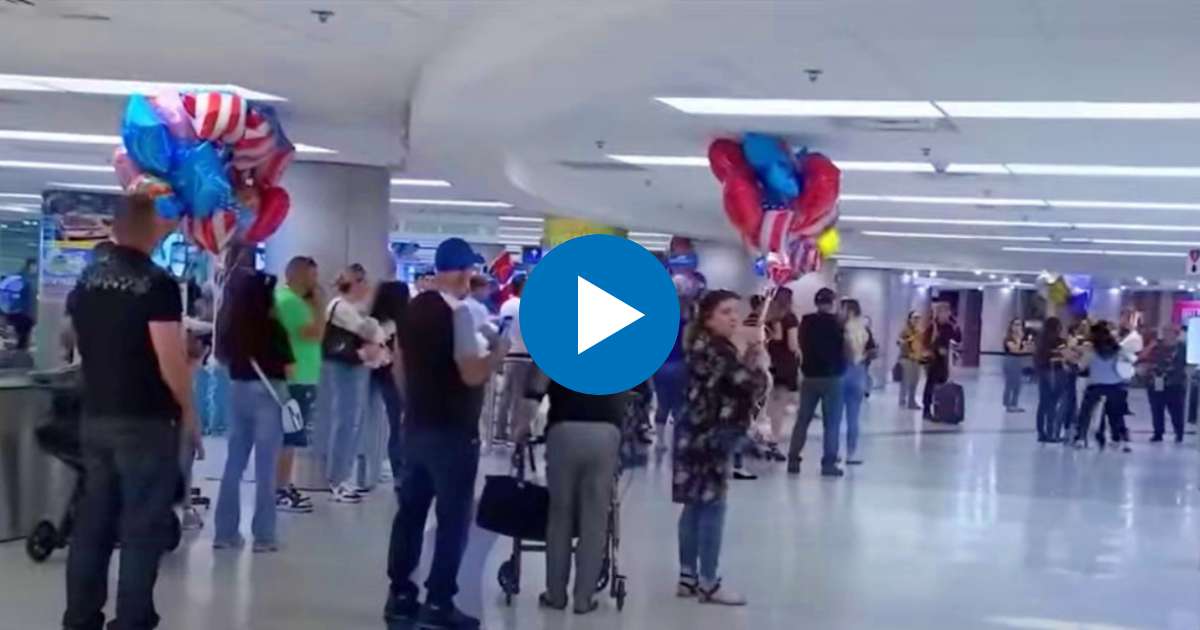 Familias esperan a sus seres queridos en Aeropuerto de Miami (imagen de referencia) © Screenshot YouTube / AmericaTevé