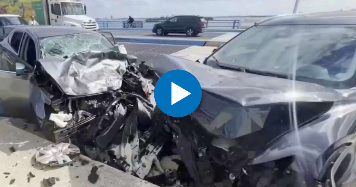 Así quedaron los autos tras accidente en la 79th Street Causeway © YouTube Screenshot / Local 10