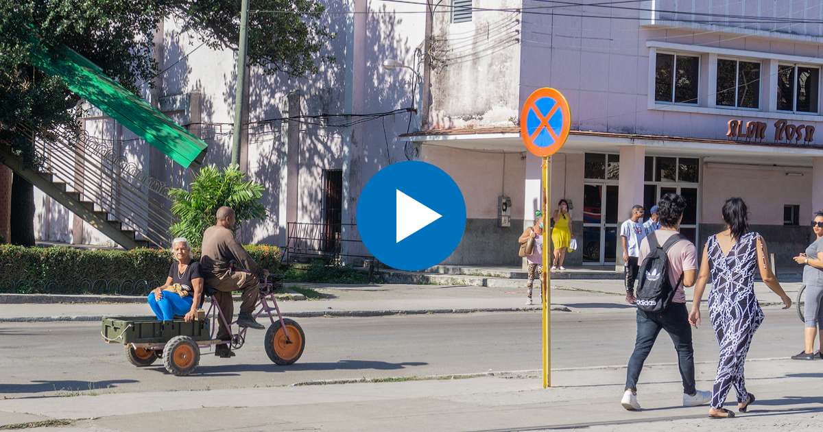 Personas caminando en Cuba (imagen de referencia) © CiberCuba