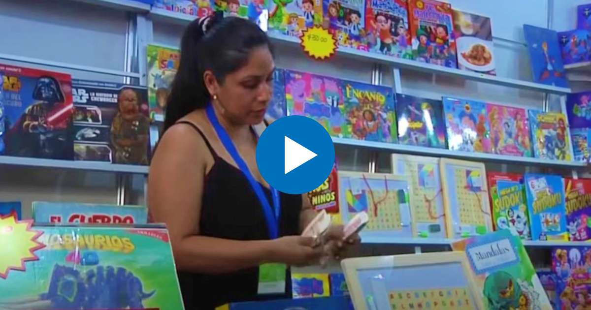 Empleada cuenta dinero en un stand de la Feria del Libro de La Habana © YouTube/screenshot-Cubanet