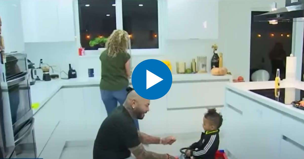 Chacal con su familia en su casa en Miami © Captura de video de YouTube de Telemundo 51 Miami