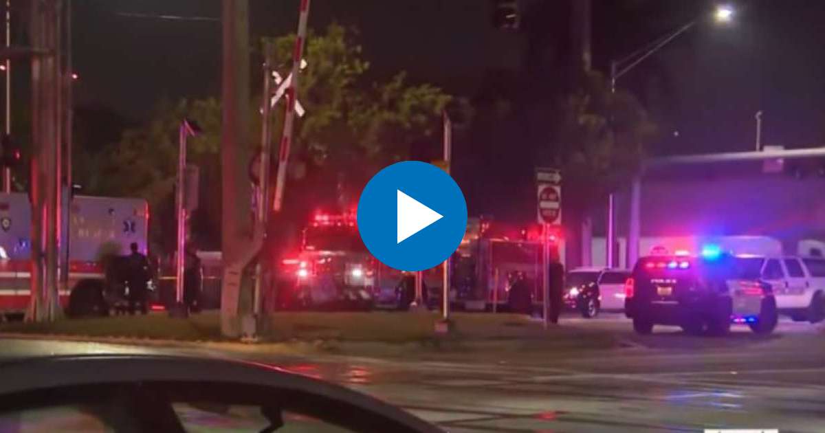 Ambulancia, bomberos y autos policías en el lugar del accidente © Captura de video de YouTube de Local 10 News