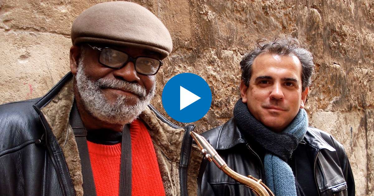 El saxofonista Nicolás Reinoso y el director del documental Emilio Alcalde, en España, durante el rodaje © Cortesía Emilio Oscar Alcalde