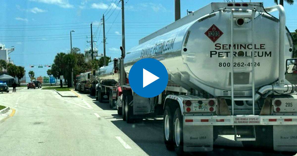 Caravana de camiones cisterna de combustible en Florida © Twitter / FL Division of Emergency Management