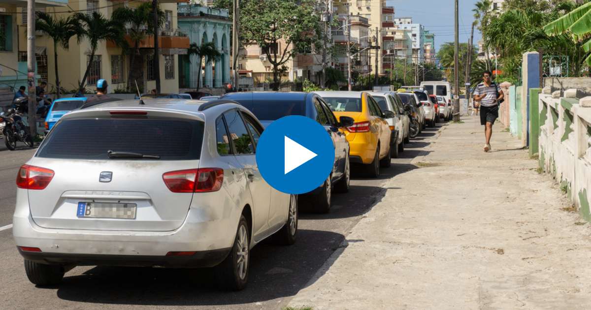 Autos modernos en cola para gasolina en La Habana © CiberCuba
