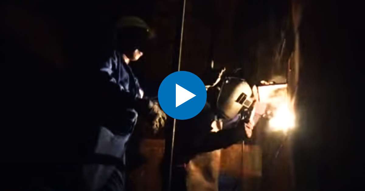 Obreros de la EMCE realizan labores de reparación en la termoeléctrica © Captura de video / Noticiero de la TV Cubana