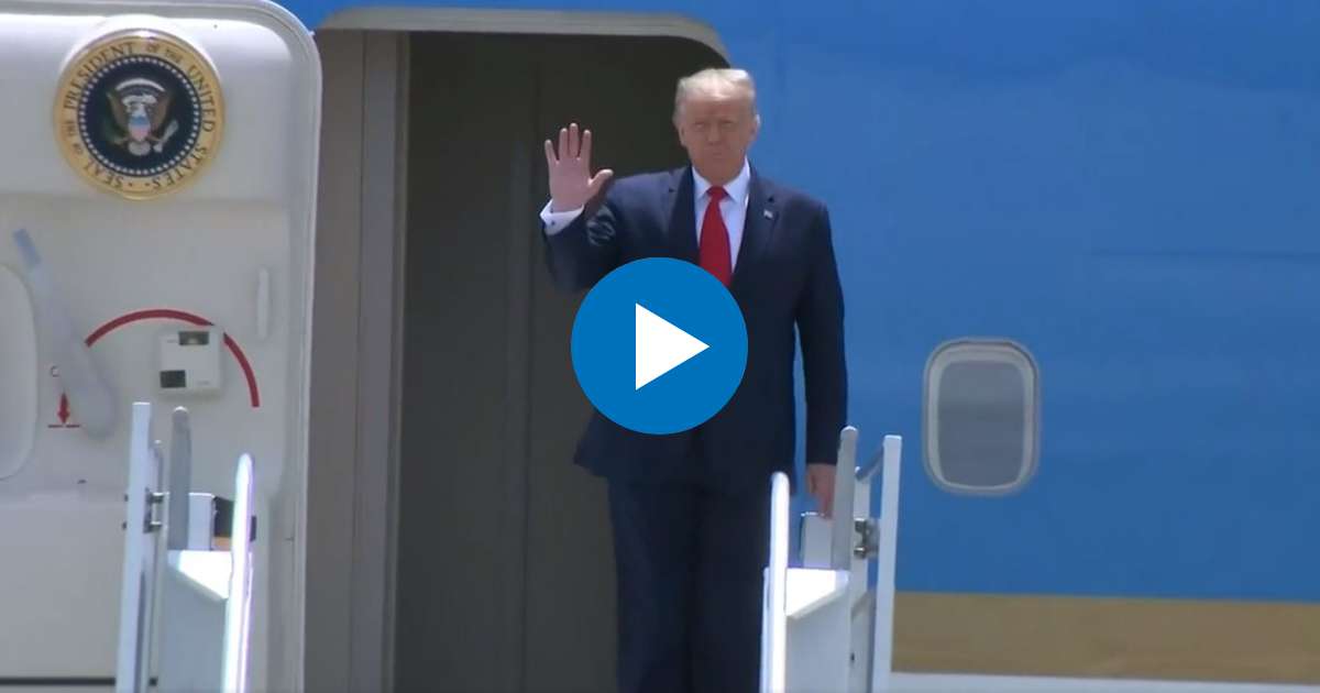 Trump, al salir del Air Force One en Miami, Florida. © Captura de video de Facebook / Fox News