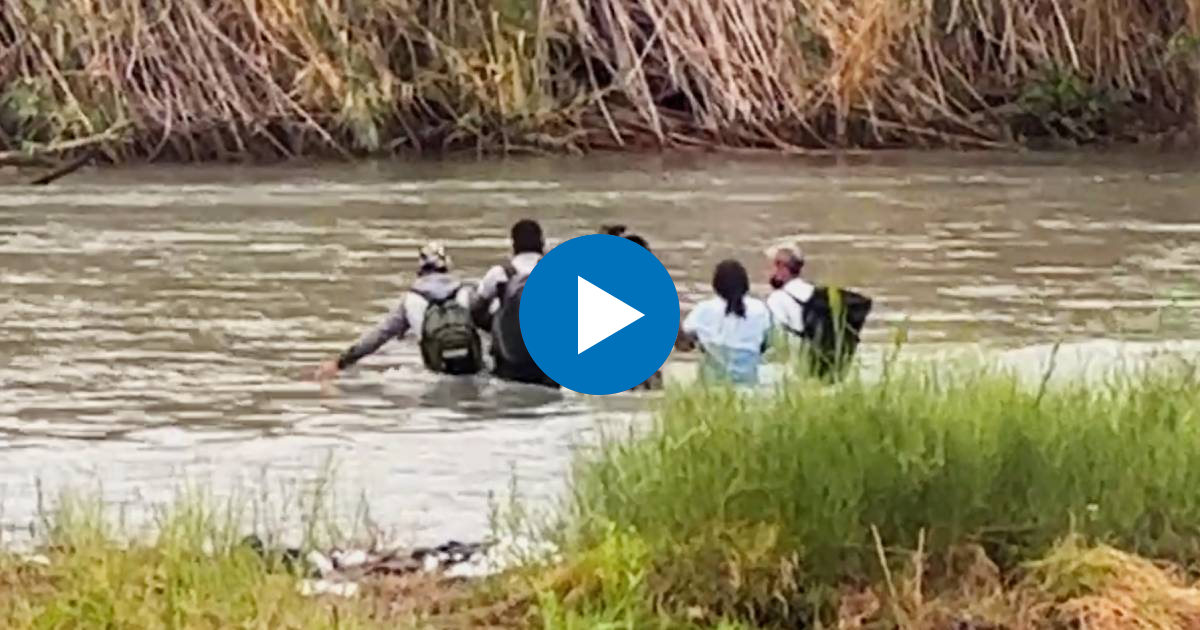 Cubanos, hondureños y un venezolano intentan cruzar el río Bravo © Captura de video / Impacto Visión