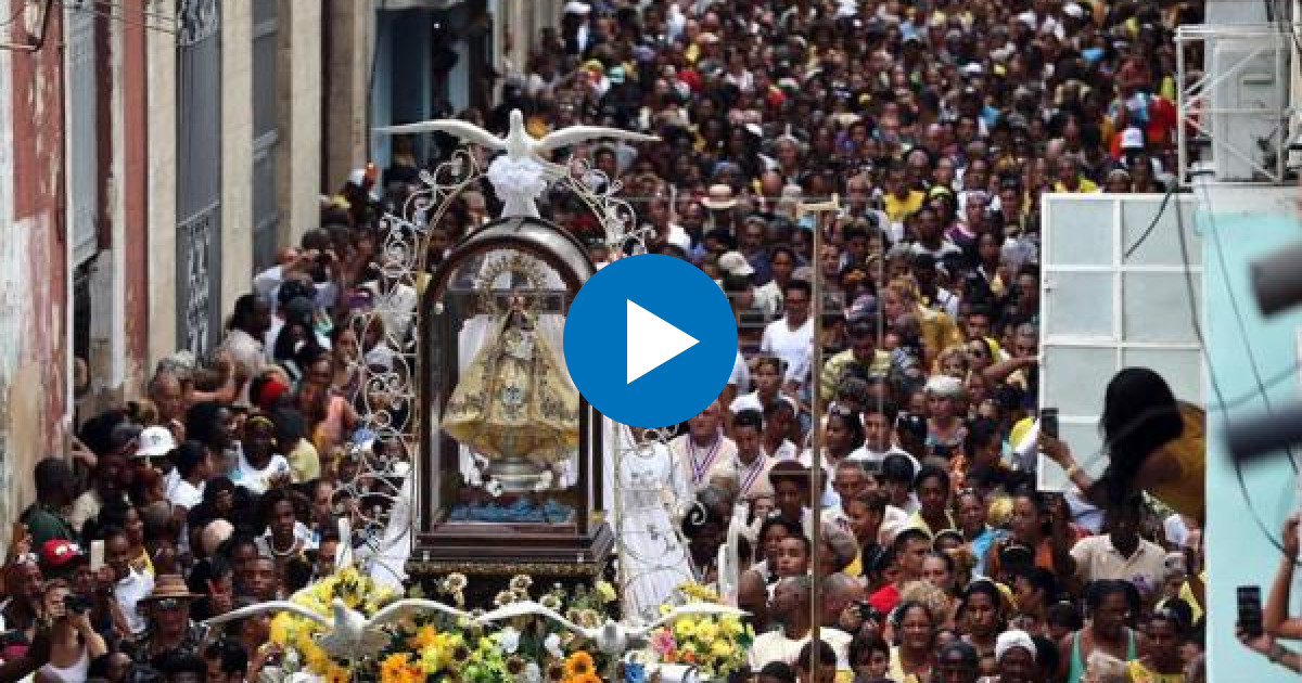 Devotos cubanos en plena procesión de la Virgen de la Caridad del Cobre © Diario de Navarra