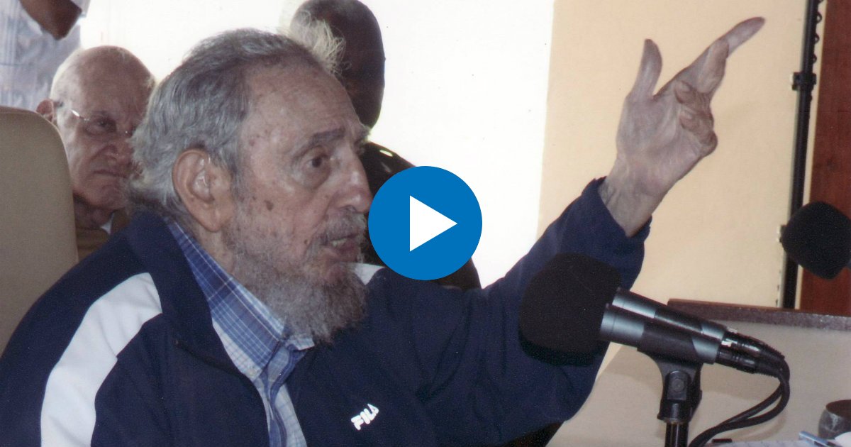 Fidel Castro señalando en una antigua comparecencia de prensa © Cubadebate