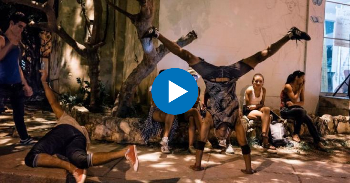 Jóvenes cubanos breakdancers © Nationalgeographic.com.au/Greg Kahn